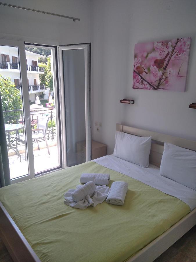 Hotel Oasis Parga Esterno foto